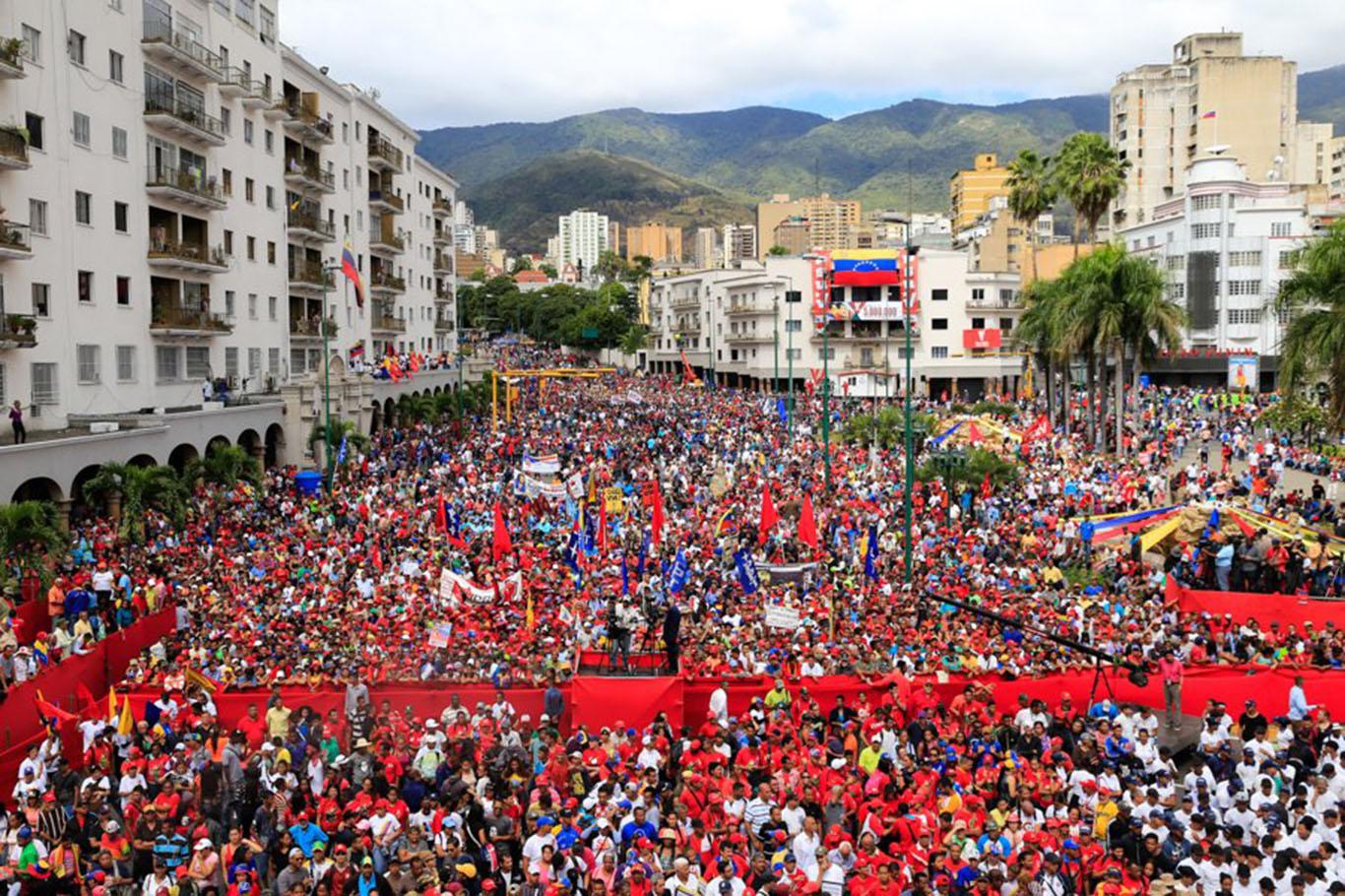Venezuela'da yüzbinler Maduro'ya destek için sokağa indi